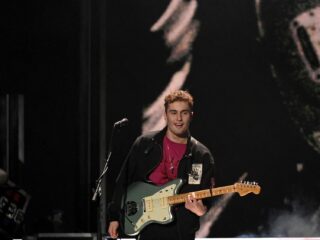 Sam Fender omhelst je met zijn gloednieuwe 'Talk To You'