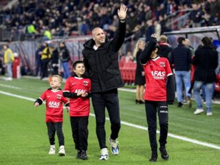 Ron Vlaar over de sfeer bij Nederland - Turkije: "Het was echt kippenvel om het volkslied met elkaar mee te blèren vanaf die Oranjemuur"