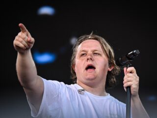 Fans helpen Lewis Capaldi op Glastonbury met het afmaken van 'Someone You Loved'