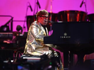 Elton John nam uitbundig en emotioneel afscheid van Britse fans op Glastonbury