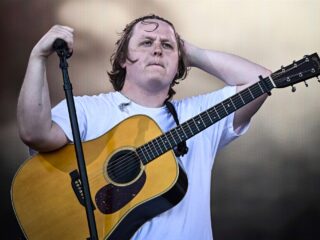 Lewis Capaldi geeft gezondheidsupdate en cancelt opnieuw tour