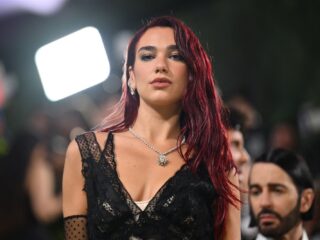 Dua Lipa deelt usb-stick uit met Troye Sivan remix tijdens concert