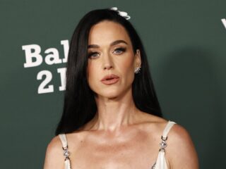 Katy Perry-fan grijpt bijzondere kans en neemt een haarlok mee