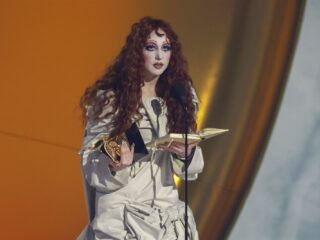 Noah Kahan en Charli XCX steunen Chappell Roan met dikke donatie voor artiestenzorg