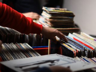 Duurzaam naar je favoriete muziek luisteren: wat is nu écht groen?