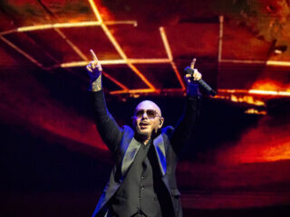 Pitbull verovert de GelreDome met iconische hits, motiverende quotes en zijn bald-e's