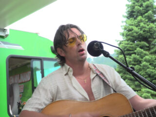 Albin Lee Meldau speelt 'Show Me' live bij Barend & Wijnand op de camping in Dortmund