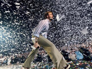 Alex Warren valt tijdens concert, zeven Emmy's voor Bad Bunny en meer