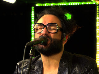 Blaudzun speelt 'WIDE OPEN' in de 3FM Live Box