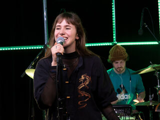 Dragonfruit covert 'Good As Hell' in de 3FM Live Box