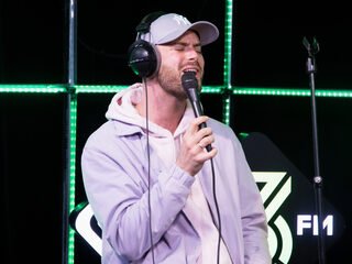Jim Bakkum vult de 3FM Live Box met nostalgie en zingt 2 nummers uit de 00's