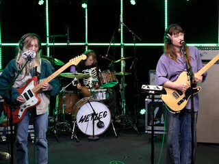 Wet Leg speelt 'Chaise Longue' in de 3FM Live Box