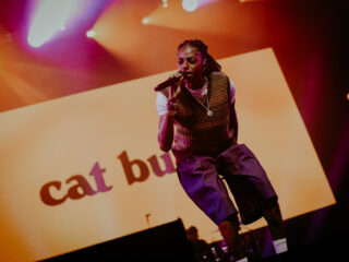 LL25: Cat Burns wint zieltjes met zalvende feelgoodpop