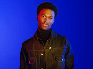 Claude keert terug naar AZC waar hij vroeger verbleef