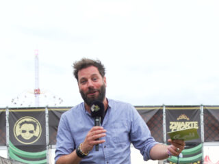 Bökkers nodigt zichzelf uit voor Pinkpop in 'De 3: festival-editie'