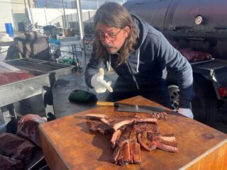 Wauw: Dave Grohl barbecuet 24 uur lang om daklozen eten te geven