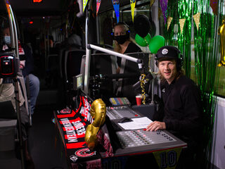 10-jarig jubileum 3FM-dj Sander Hoogendoorn wordt gevierd in trolleybus