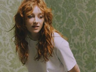 Froukje verdrinkt in nostalgie met nieuwe single 'Naar Het Licht'