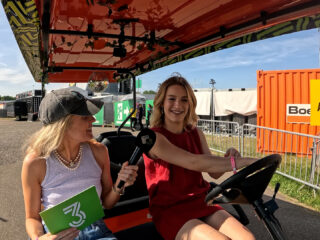 Pommelien Thijs in de golfkar op Pinkpop: "Ik wil met Sef of Bente collaben"