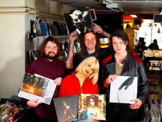 Wat zit er in Hiqpy’s muzikale bloed? Duik met hen de platenzaak in