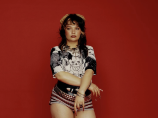 Catchy en ontzettend eerlijk: Lola Young breekt taboes met 'd£aler'