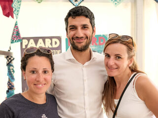 Hooman (28) koppelt duizenden asielzoekers en vluchtelingen aan festivals