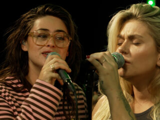 Bente en Roxeanne Hazes in de 3FM Live Box met 'Wie Is Zij'