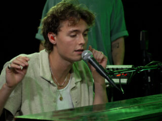 Adriaan Persons verleidt de 3FM Live Box