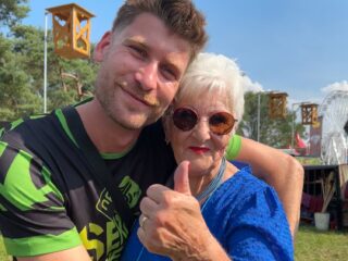 Orgel Joke verovert Zwarte Cross met haar keyboard en stralende lach