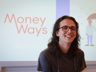 Justin (25) geeft les over geld: "Niet iedereen weet hoe een zorgverzekering werkt"