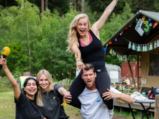 Jenny (26) en Ilse (26) winnen 3FM Gouden Festivalbandje
