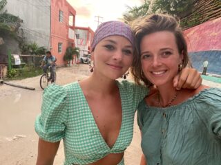 Maud (28) zet met tentoonstelling over jongeren met kanker werk van overleden vriendin Floor voort