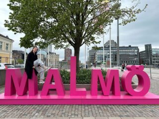 3FM-dj Sophie geeft rondleiding in Malmö in week van het songfestival