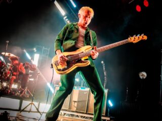 Queens Of The Stone Age stapt vanuit het donker in het felste licht