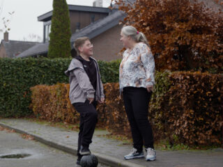 Irene's zoon Julian (14) gaat mee naar de activiteiten van het Vergeten Kind, en daar heeft zij veel aan