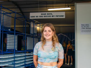 Julia (28) laat op Lowlands zien wat Facebook allemaal van je weet