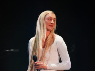 S10 legt haar hart op het podium tijdens intieme theatershow in Carré