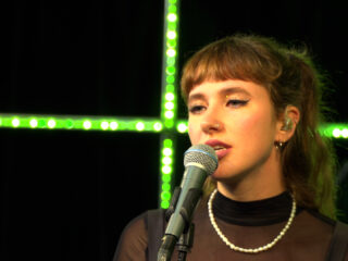 3FM Talent KUZKO speelt 'Milkshakes & Heartbreaks' in de 3FM Live Box