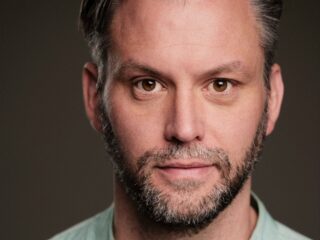 Acteur Kevin Hassing (38) drinkt al ruim drie jaar geen alcohol: "Ik dronk om even niets meer te voelen"