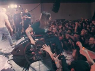 Epic rolstoel stagedive gaat viraal op Twitter