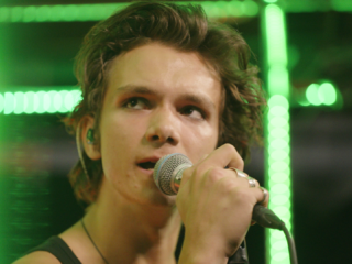 Lenny Monsou laat zich van zijn sterkste kant zien in de 3FM Live Box met 'Stronger'