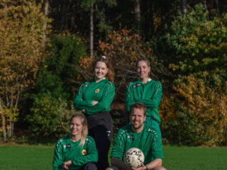 Lockerroom Talk: Hoe is het als je onveilig opgroeit? "Ik heb moeten leren om een knuffel te krijgen"