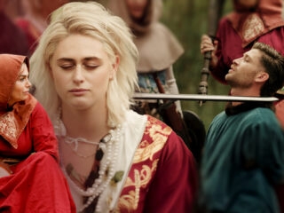 Hilarisch! Kijk nu de hele Larp-aflevering met Bente, Roxeanne Hazes en Julien