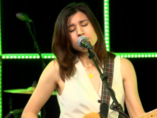 Laura Sjin sleept je in de 3FM Live Box mee in haar emoties met melancholische indiepop