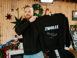 Arjen Lubach verrast Wijnand in Het Glazen Huis én neemt veilingitem(s) mee