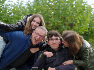 SR25: Matthijs (17) en Eline (13) hebben dezelfde spierziekte, maar de impact is voor beide anders