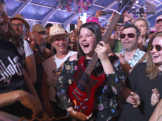 DeWolff geeft gitaar aan jonge fan tijdens Pinkpop-optreden