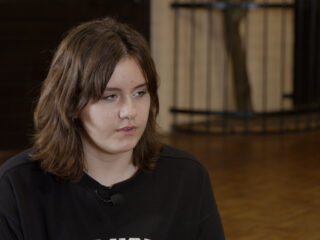 Toen Mikaela's (14) vader overleed, kon haar moeder niet meer voor haar zorgen