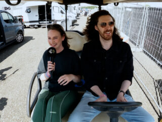 Hozier in de golfkar om van A naar Backstage te gaan