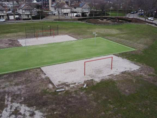 Het verhaal achter dit dwarsliggende korfbalveld